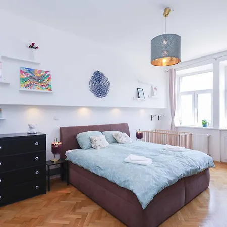 Cozy & Spacious Family Near Train Station *