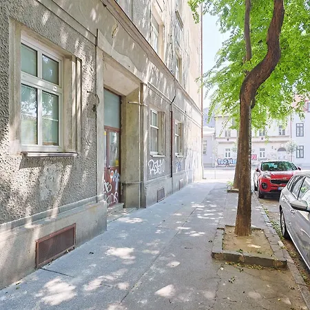 Cozy & Spacious Family Near Train Station Bratislava