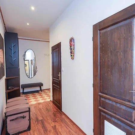 Cozy & Spacious Family Near Train Station