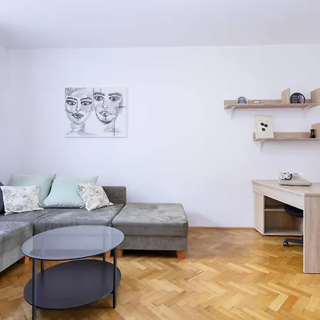 Apartmán Cozy & Spacious Family Near Train Station