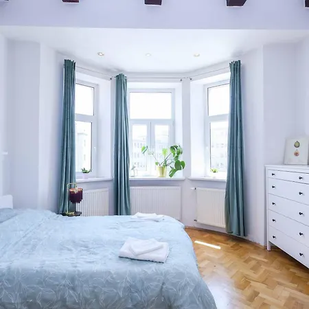 Cozy & Spacious Family Near Train Station *