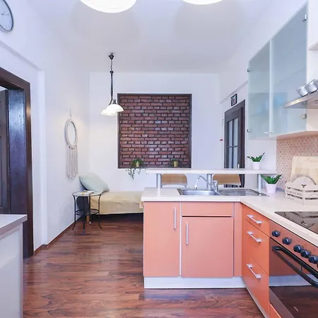 Cozy & Spacious Family Near Train Station *