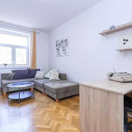 Cozy & Spacious Family Near Train Station Apartment